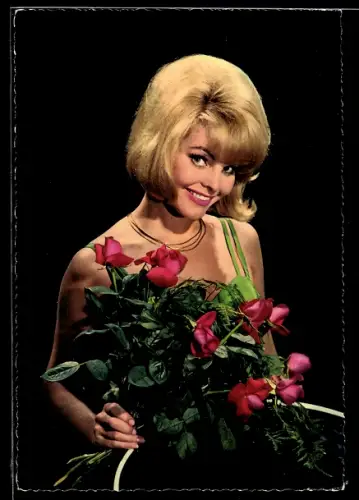 AK Schauspielerin Maria Brockerhoff mit Blumenstrauss