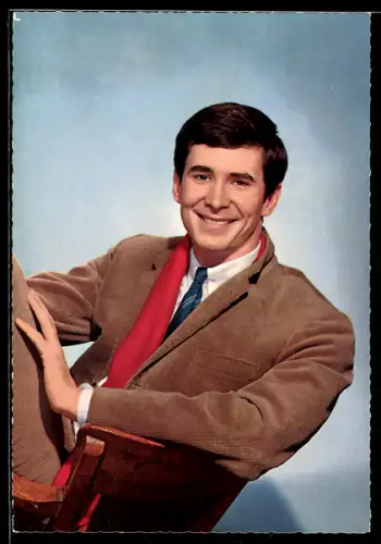 AK Schauspieler Anthony Perkins sitzt auf einem Stuhl