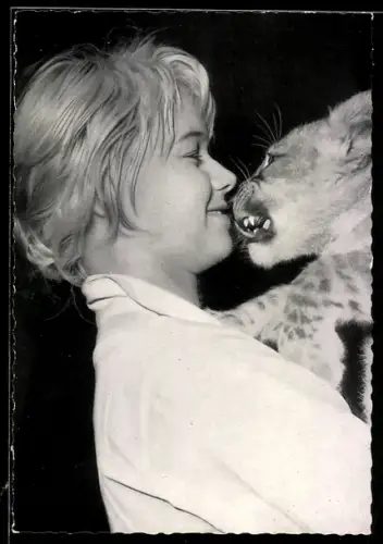 AK Schauspielerin Marion Michael mit einem Tigerbaby