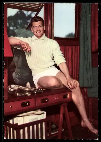AK Schauspieler Jean Marais in Wohnung porträtiert