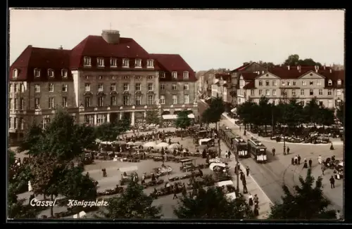 AK Cassel, Königsplatz, Wochenmarkt, Strassenbahnen