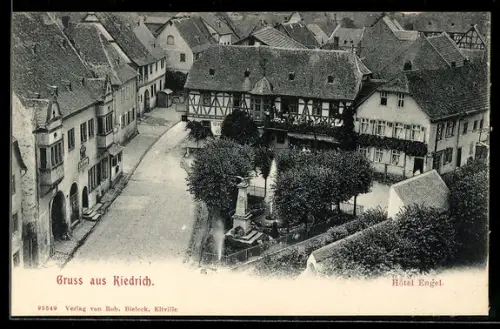 AK Kiedrich, Hotel Engel, Platz mit Denkmal, Brunnen und Fachwerkhäusern aus der Vogelschau