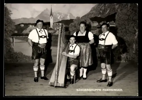 AK Sängergruppe Feiersinger, Portrait vor Ortskulisse
