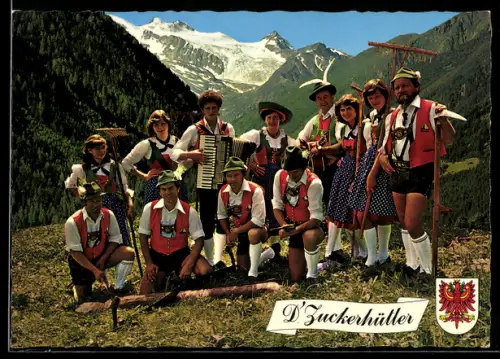 AK Trachtengruppe D`Zuckerhütler, Portrait vor Alpenkulisse