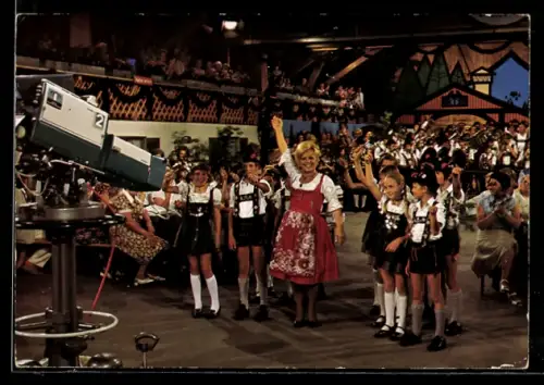 AK Maria Hellwig in ihrer Fernsehsendung Die Musik kommt