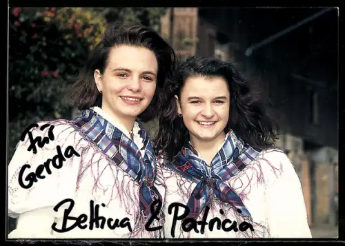 AK Harmonikaduo Bettina & Patricia, Autograph, Portrait