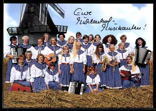 AK Mühlenhof Musikanten, Portrait mit Instrumenten vor einer Mühle