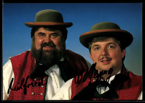 AK Die Wildecker Herzbuben, Musikerduo in Tracht
