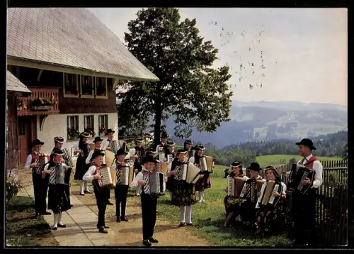 AK Hinterzarten, Jugend-Akkordeon-Trachten-Gruppe vor dem Urbanshof
