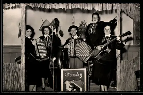 AK Fredy`s Schwyzer-Meitschi, Portrait mit Instrumenten, rückseitig Autograph