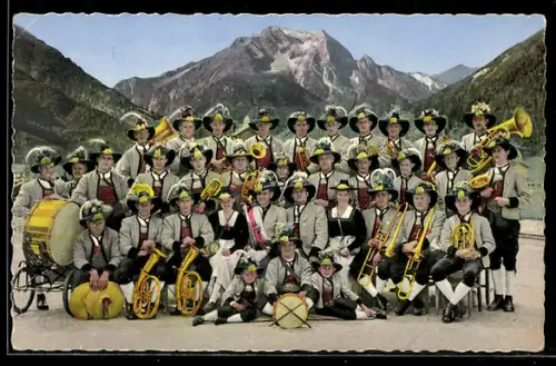 AK Musikkapelle Mayrhofen, Portrait mit Instrumenten