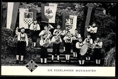 AK Egerländer Musikanten, Portrait mit Instrumenten und Fahnen, Ernst Mosch