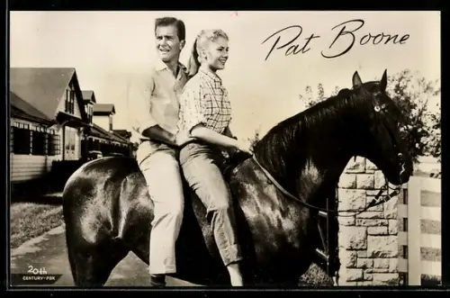 AK Musiker Pat Boone mit einer Frau auf einem Pferd