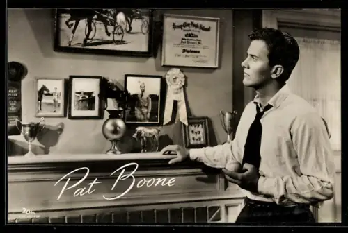 AK Musiker Pat Boone betrachtet seine Auszeichnungen