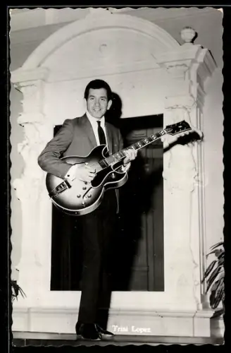 AK Musiker Trini Lopez mit Gitarre vor der Kamera possierend