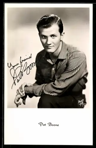 AK Musiker Pat Boone auf Knie abgestützt