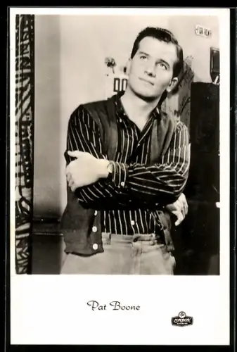 AK Musiker Pat Boone in nachdenklicher Pose