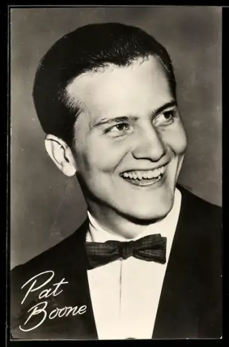 AK Musiker Pat Boone mit Fliege