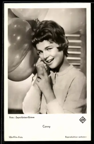 AK Musikerin Conny Froboess mit Luftballons