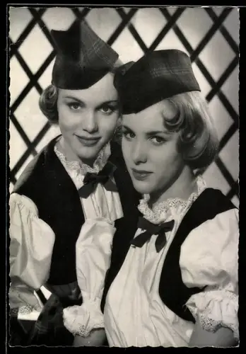 AK Die Musikerinnen Alice und Ellen Kessler mit Schiffchen