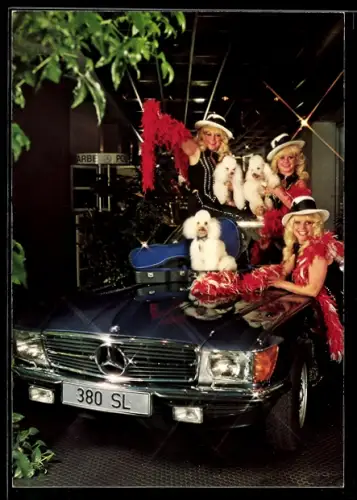 AK Jacob-Sisters mit Pudeln auf einem Mercedes, Portrait