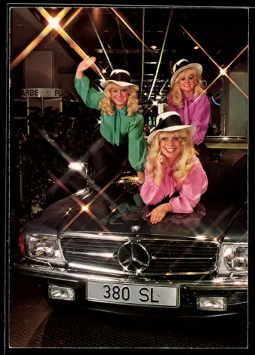 AK Jacob-Sisters auf einem Mercedes, Portrait