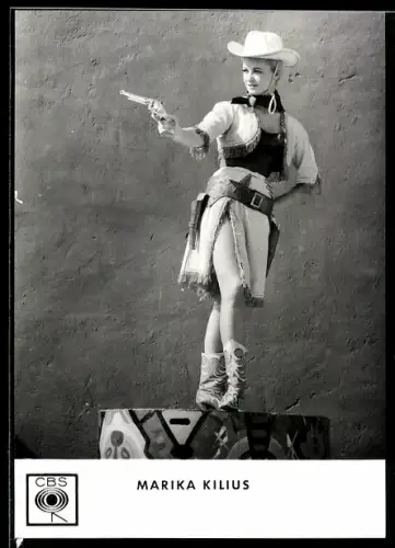 AK Marika Kilius als Cowboy mit Revolver
