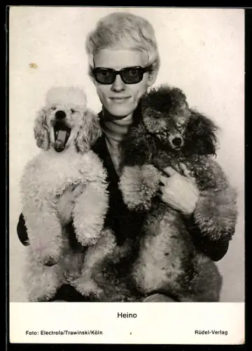 AK Portrait des Musikers Heino mit Pudeln auf dem Arm