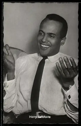 AK Musiker Harry Belafonte lächelnd im Hemd posierend