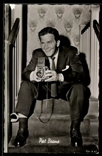 AK Pat Boone mit Fotoapparat, Portrait