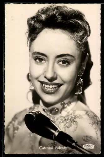 AK Musikerin Caterina Valente in dem Film Ball im Savoy