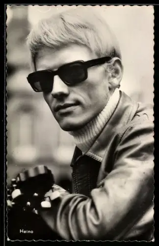 AK Musiker Heino mit Sonnenbrille und Gitarre