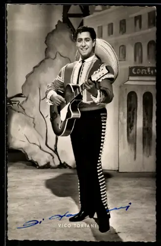 AK Vico Toriani als Mexikaner mit Gitarre, Portrait, Autograph