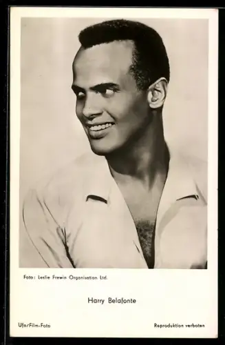 AK Schauspieler Harry Belafonte zur Seite lächelnd