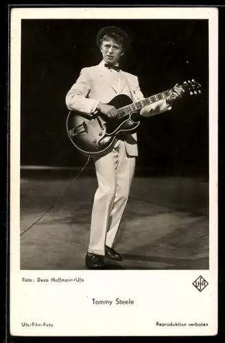 AK Musiker Tommy Steele beim Auftritt mit Gitarre
