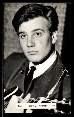 AK Billy J. Kramer mit Gitarre, Portrait
