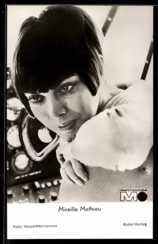 AK Musikerin Mireille Mathieu im Cockpit eines Flugzeuges