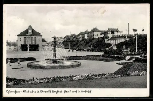AK Glauchau, Bahnhof vom Oswald-Seyfert-Park aus, Brunen, Häuserreihe