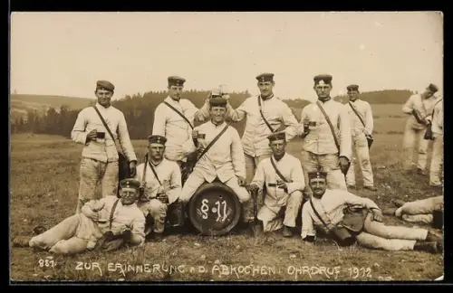 Foto-AK Ohrdruf, Abkochen, Soldatengruppe mit Bierfass, 1912