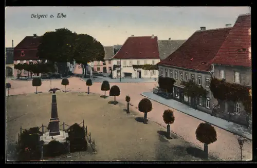 AK Belgern a. Elbe, Marktplatz mit Denkmal und umliegenden Gebäuden