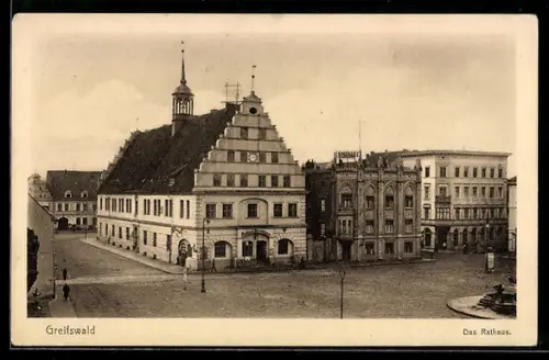 AK Greifswald, Rathaus aus der Vogelschau, Brunnen
