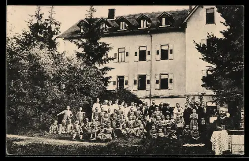 AK Niedernhausen im Taunus, Kindererholungsheim, Gruppenfoto vor dem Gebäude