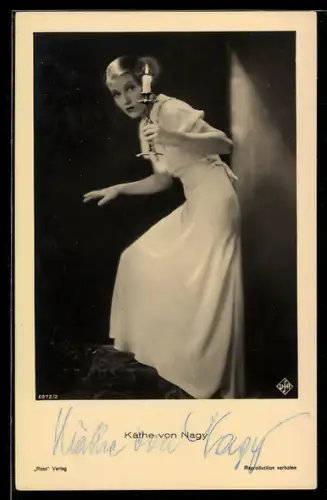 AK Schauspielerin Käthe von Nagy mit Kerzenleuchter posierend, Autograph