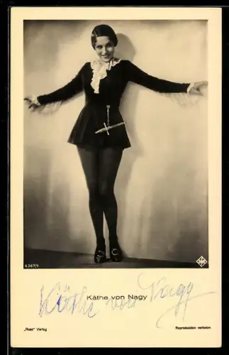 AK Schauspielerin Käthe von Nagy im kurzen Kleid mit Dolch, Autograph