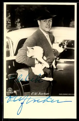 AK Schauspieler O. W. Fischer vor dem Auto mit zwei Katzen, Autograph