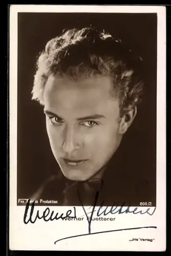AK Schauspieler Werner Fuetterer mit ernsten Blick in die Kamera schauend, Autograph