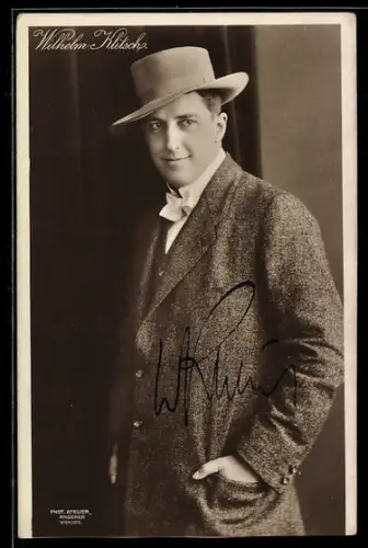 AK Schauspieler Wilhelm Klitsch im Anzug mit Hut, Autograph