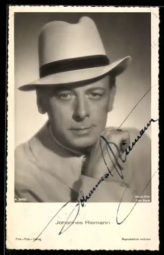 AK Schauspieler Johannes Riemann, im Mantel mit einem weissen Hut, Autograph