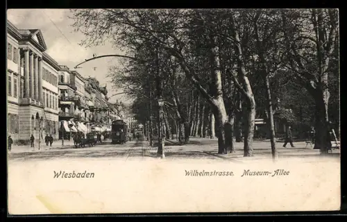 AK Wiesbaden, Wilhelmstrasse mit Strassenbahn und Museum-Allee