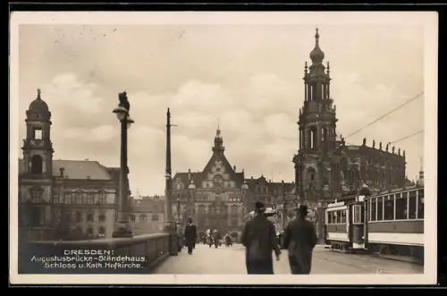 AK Dresden, Augustusbrücke mit Strassenbahn, Ständehaus, Schloss und Katholischer Hofkirche